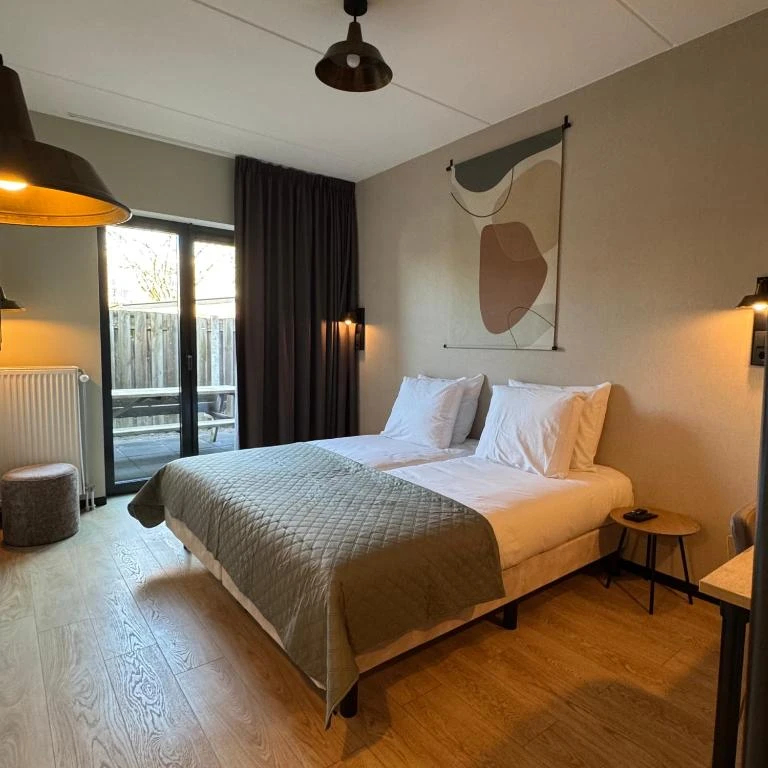 Hotel Emilia thumbnail 2