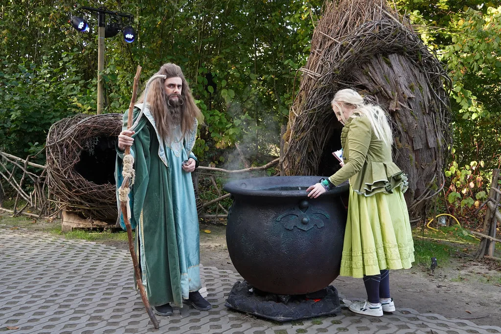 Sfeervolle scare zone met acteurs tijdens Walibi Fright Nights